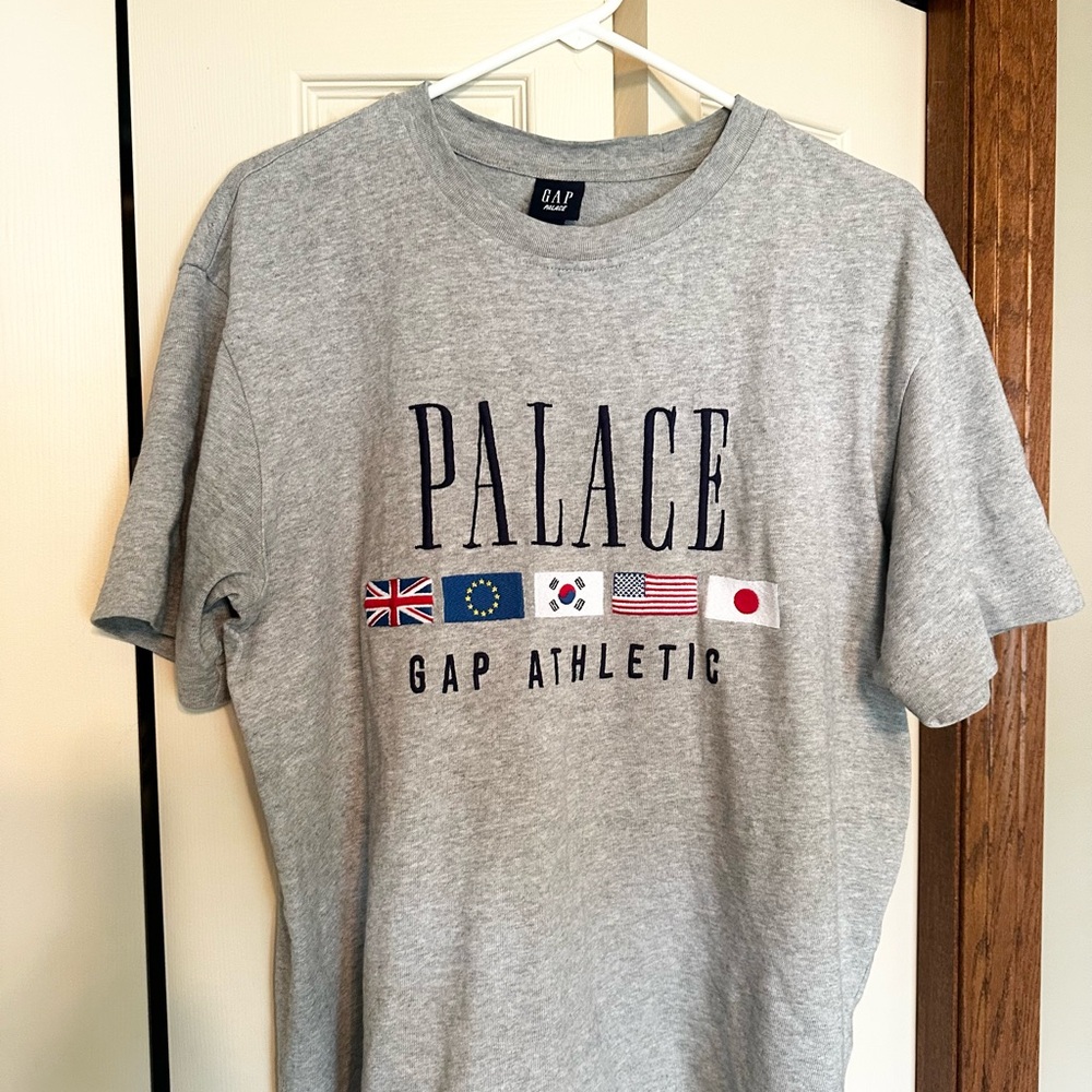 Palace x GAP T-Shirt (LIKE NEW)